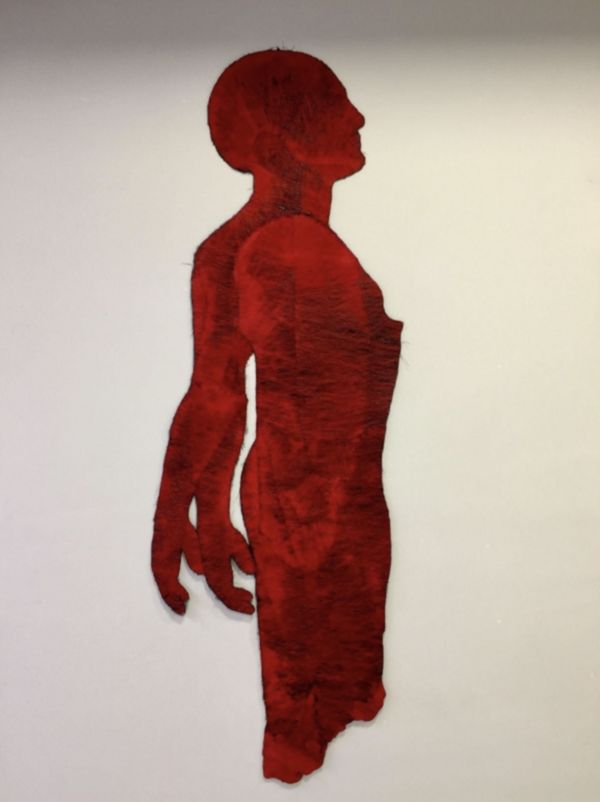 Posture, 2020, Sewing thread and textile materials, 50 x 130 cm.