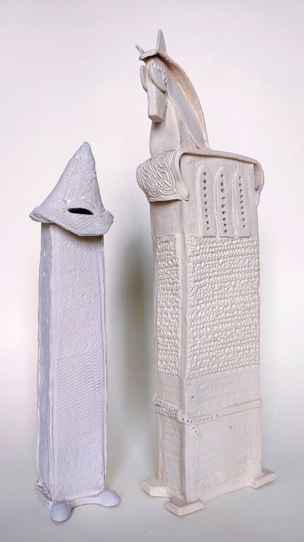 Knights No:3, 2023, Stoneware, 1240°, 30 x 8 x 7 cm / 36 x 14 x 6 cm.