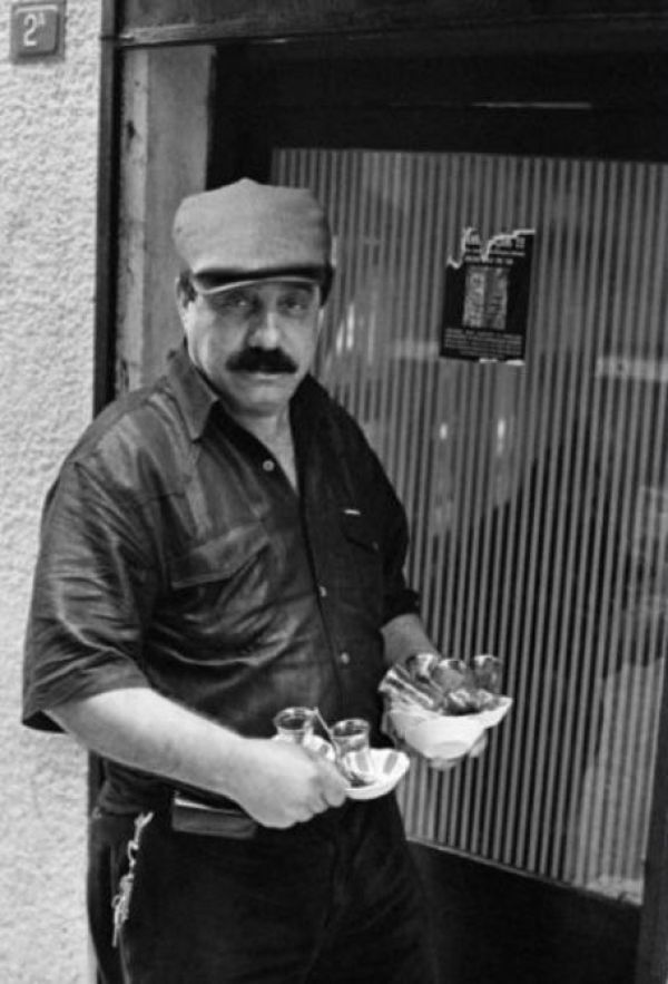 Küstüm Oynamıyorum Serisi - Tarlabaşı’nın Son Çaycısı, 2000'ler, Analog / Ed.2/5 / Baskılar date-ist (1. Edisyon Rezan Has Müzesi’nde), 50 x 70 cm.