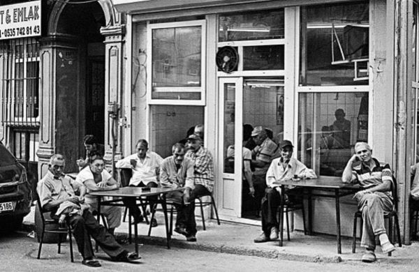 Küstüm Oynamıyorum Serisi - Müdavimler, Tarlabaşı, 2000'ler, Analog / Ed.2/5 / Baskılar date-ist (1. Edisyon Rezan Has Müzesi’nde), 50 x 70 cm.