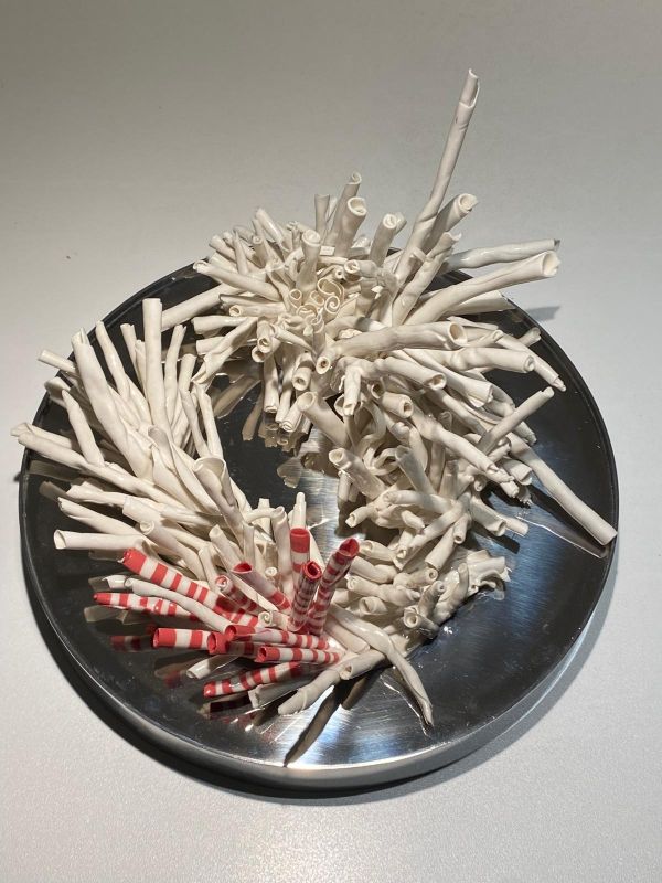 Kraliçe, 2021, Colored porcelain and stainless steel, 1230 degrees, hand-shaped, 30 x 23 cm.