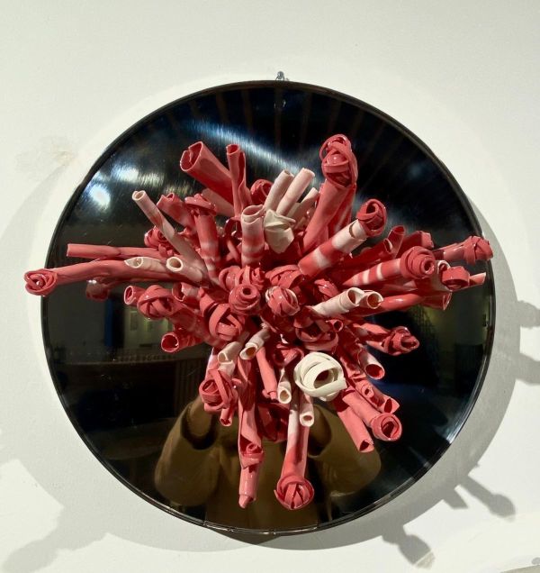 Kırmızı Mercan (Duvar panosu), 2024, Colored porcelain and stainless steel, 1230 degrees, hand-shaped, h:22 cm, Çap 40 cm