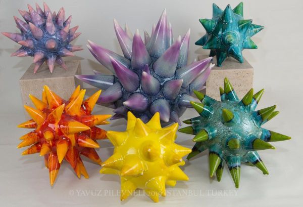 Küçük Virüsler, 2019, Colored porcelain and stainless steel, 1230 degrees, hand-shaped, 30 x 10 cm.